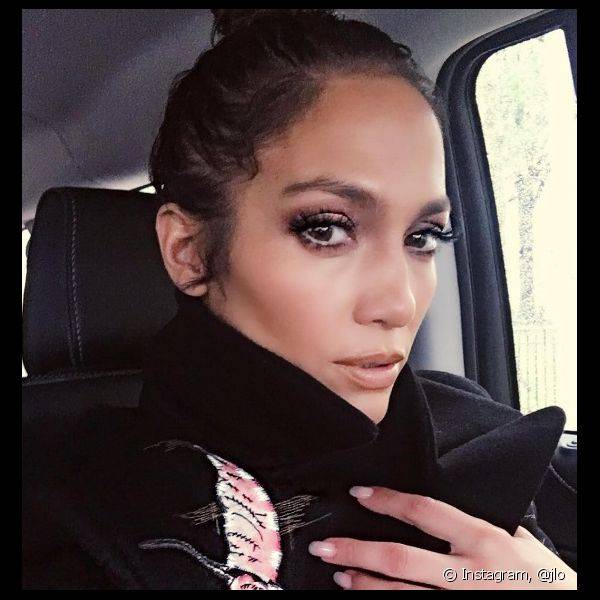 Em uma selfie, Jennifer Lopez mostrou unhas de tom clarinho, e na maquiagem o esfumado suave nos olhos e o batom nude foram os escolhidos